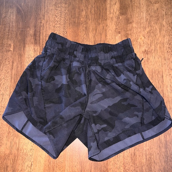 Lululemon track that mid rise lined shorts 5”
- WOMEN'S. Size 4 - Picture 1 of 3